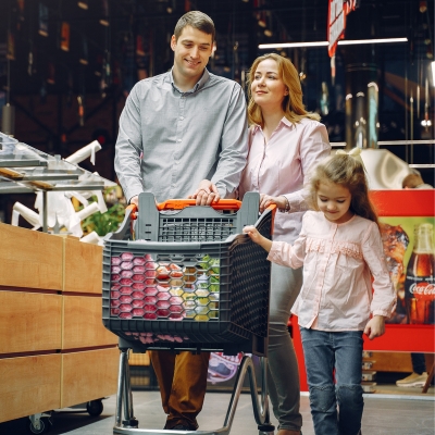 Imagem de uma família no mercado